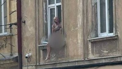 У Львові голий чоловік сидів на підвіконні