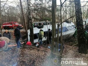 На Рівненщині маршрутка внаслідок зіткнення з BMW перекинулася: 7 потерпілих (фото, відео)