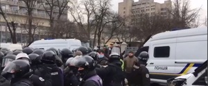 Під стінами Верховної Ради проходить акція протесту ФОПів: силовиків закидують яйцями та зеленкою (ВІДЕО 18+)