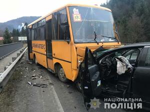 Шкільний автобус потрапив у ДТП на Львівщині: є постраждалі (фото)