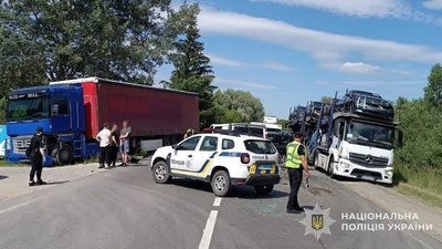 На Львівщині сталася потрійна ДТП за участі вантажівки