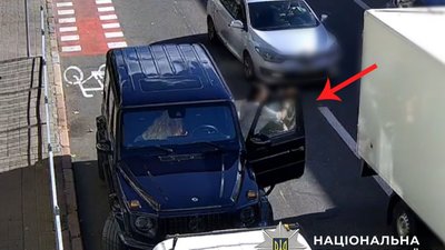 У Києві водій Mercedes побив велосипедиста до непритомності та втік з місця події (ВІДЕО)