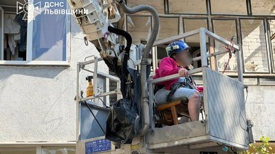 У Львові рятувальники деблокували з-під завалів 93-річну жінку