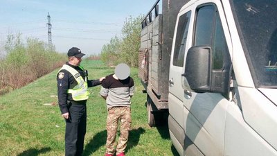 На Львівщині затримали чоловіка, який незаконно скидав тваринні рештки (ФОТО)