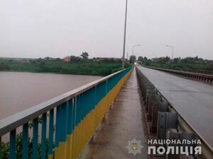 На Буковині поліцейський врятував жінку, яка стрибнула з моста