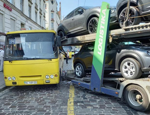 У Львові через ДТП ускладнено рух вулицею