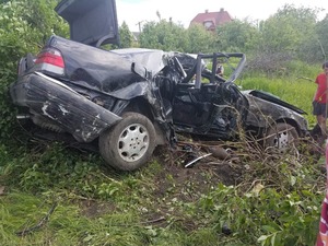 На Львівщині автомобіль "Мерседес"протаранив дерево: одна людина загинула, ще троє опинилися у лікарні (фото)