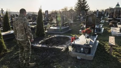 На Львівщині звільнений з російського полону захисник Назар Далецький відвідав власну могилу