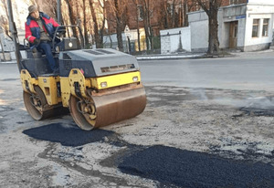 На вихідних у Львові проводили ямковий ремонт доріг (фото)