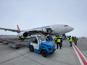 В Україну прибула перша партія вакцини від COVID-19 (фото)