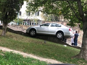 У Львові біля Клінічної лікарні автомобіль завис на сходах (фото)