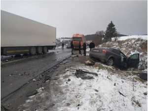 Дорога Івано-Франківськ – Львів заблокована через масштабну ДТП з потерпілими (фото)