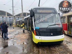 Новенькі великі трамваї не поїдуть на Сихів через двері (ВІДЕО, ФОТО)