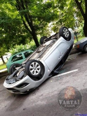 У Львові перекинувся автомобіль (ФОТО, ВІДЕО)