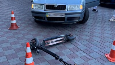 У Львові водійка Skoda збила самокатчика (ФОТО)
