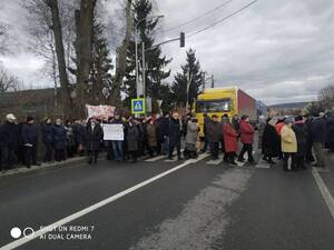 У Бібрці люди протестують з вимогою збереження місцевої лікарні (фото)