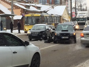 У Львові ДТП: не розминулись дві автівки (фото, відео)