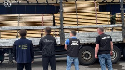 На Львівщині підприємець хотів вивезти до Польщі контрабандний дуб