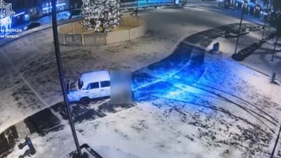 У Львові розшукали водія, який дрифтував під головною ялинкою (ВІДЕО)