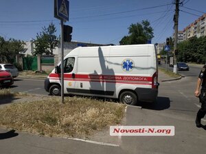 У Миколаєві автомобіль приватної "швидкої" збив школярку і поїхав (фото, відео)