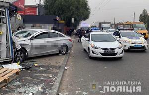 Заснув за кермом: у Києві таксі на зупинці наїхало на пішоходів, двоє загиблих (фото, відео)