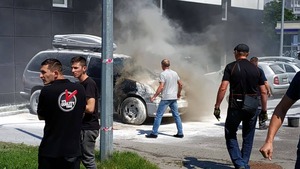 У Львові загорівся автомобіль на парковці поблизу ТЦ "Ашан": фото з місця події