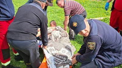 У високогірному селі на Закарпатті медики та ДСНС провели спецоперацію з порятунку чоловіка вагою 200 кілограмів