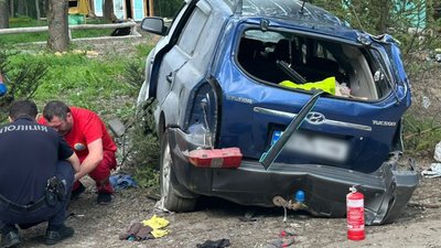 Чоловік наклав на себе руки на місці ДТП на Харківщині, у якій загинула жінка та дитина (ФОТО)