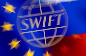 ЄС відключив від SWIFT 7 російських банків та заборонив постачати євро 