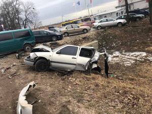 Під Львовом водій "БМВ" зніс два авто, припаркованих на узбіччі (фото)