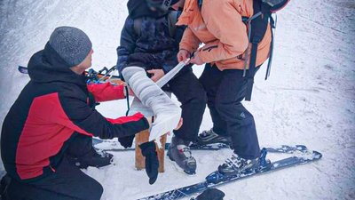 На Львівщині гірські рятувальники евакуювали травмованого 15-річного лижника