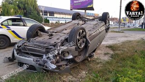 У Львові перекинувся автомобіль (фото, відео)