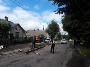 Раптово стало погано: на Львівщині автомобіль зніс електроопору (ФОТО)