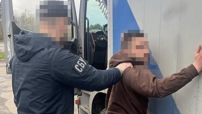 На Волині затримано студента, який кинув пакет із легкозаймистою сумішшю на сходи суду