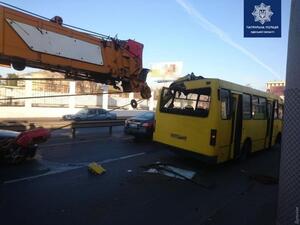 В Одесі автокран врізався в маршрутку, постраждали пасажири (фото, відео)