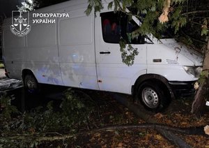 Фото: Івано-Франківська обласна прокуратура. Викрадений мікроавтобус, на якому жінка потрапила в ДТП біля обласної лікарні.