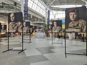 У львівському ТРК триває фотовиставка "За Незалежністю стоять люди" (фото)