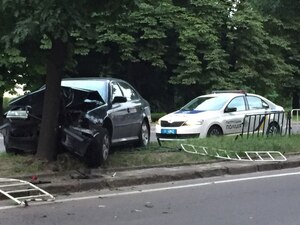 У Львові на вулиці Сяйва водій на швидкості врізався в дерево (фото, відео)