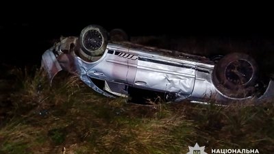 На Рівненщині після зіткнення з підводою автомобіль перекинувся на дах