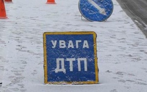 «Фольксваген» взяв на таран дерево: на Львівщині у ДТП постраждало дві особи