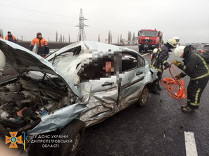 На Дніпропетровщині рятувальники вирізали з авто потерпілого у ДТП (фото)