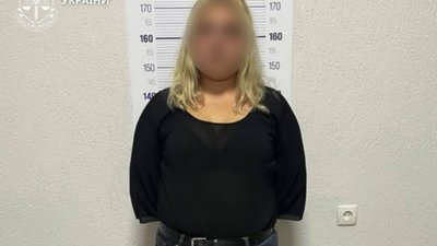 На Прикарпатті п’яна жінка викрала мікроавтобус біля лікарні та врізалася в дерево
