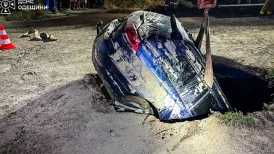 В Одесі автомобіль під час руху провалився під землю