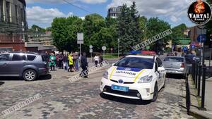 У Львові величезна черга людей перебуває без засобів захисту біля консульства (фото, відео)