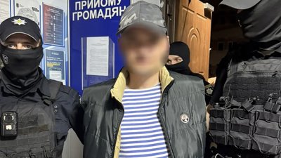 У Львові затримали чоловіка, який пограбував магазин і напав на поліцейського