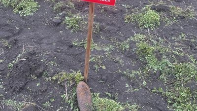 На Львівщині під час земляних робіт знайшли артилерійський снаряд та міну
