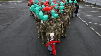 Львівські прикордонники створили живу ялинку на кордоні (ВІДЕО)