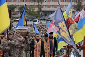 Попрощатися прийшло безліч людей: у Львові поховали трьох Героїв, які загинули від рук окупантів (ФОТО)