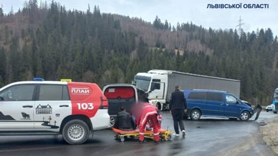 Увага! На Львівщні через ДТП перекритий рух транспорту
