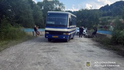 На Львівщині у ДТП з автобусом постраждав 21-річний мотоцикліст